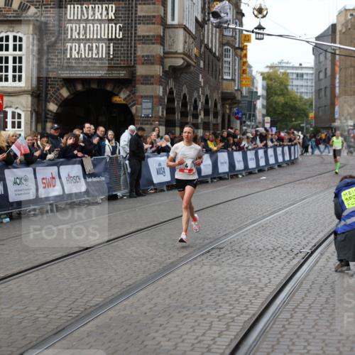 05.10.2025 - 20. swb-Marathon Bremen Yannick Fuchs http://msf.ph/oto/9278034 05.10.2025 12:40:33 Ziel 4 meine-sportfotos.de