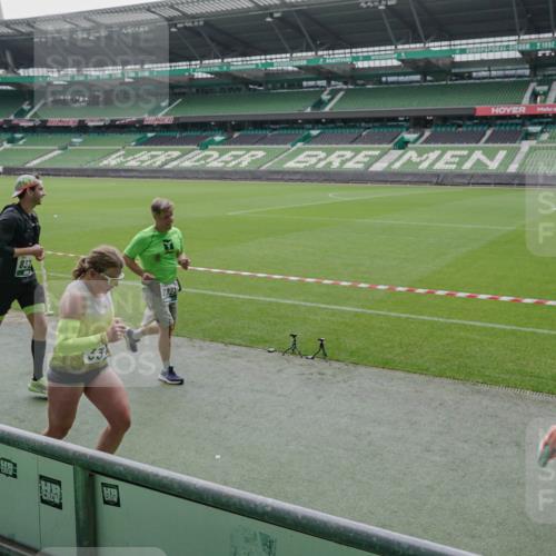 05.10.2025 - 20. swb-Marathon Bremen Michael Burmester http://msf.ph/oto/9278042 05.10.2025 12:58:11 Laufen im Stadion 90, 415, 726, 846, 963, 1491, 1716, 2158, 2234, 2240, 2304, 2648, 2662, 2734, 2821, 2893, 3373, 3573, 3602, 3798, 3977, 4089, 4102, 4287, 4389, 4401, 4446, 4709, 4747, 5100, 5149, 5163, 5214, 5313, 5562, 5645, 5728, 5917, 6161, 6317, 6326, 6372, 6525, 6534, 6535, 6675, 6676, 6944, 6999, 7038, 7053, 7588, 7731, 7813, 7911, 7976, 8091, 8113, 8128, 8328, 8379, 8576, 8801, 8827, 8972, 8993, 9112, 9151, 9983, 11658, 237, 305, 613, 820, 833, 1317, 1382, 2522, 3396, 3591 meine-sportfotos.de