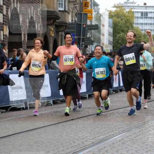 05.10.2025 - 20. swb-Marathon Bremen Strokosch-Dieckow http://msf.ph/oto/9278044 05.10.2025 11:13:39 Ziel 9242, 9899, 10040, 10364, 10433, 10574, 10705, 10707, 10957, 11060, 11068, 11264, 11385 meine-sportfotos.de
