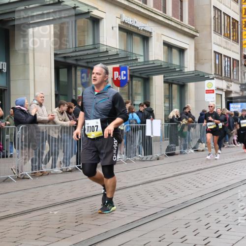 05.10.2025 - 20. swb-Marathon Bremen Strokosch-Dieckow http://msf.ph/oto/9278052 05.10.2025 11:14:39 Ziel 9303, 10496, 10602, 10647, 10984, 11107, 11345, 11448, 11557, 11607, 11635, 9303, 10496, 10602, 10647, 10984, 11107, 11345, 11448, 11557, 11607, 11635 meine-sportfotos.de