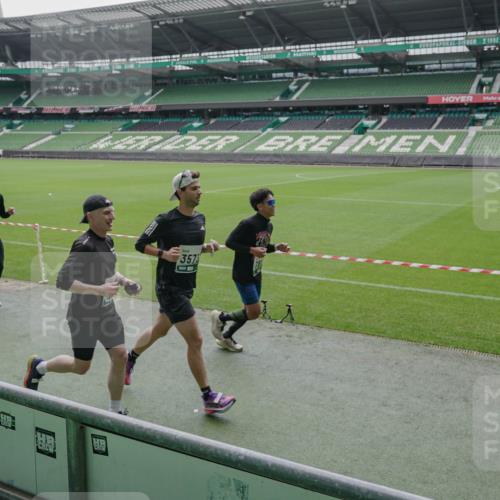 05.10.2025 - 20. swb-Marathon Bremen Michael Burmester http://msf.ph/oto/9278062 05.10.2025 12:58:13 Laufen im Stadion 90, 415, 726, 846, 963, 988, 1491, 1716, 2158, 2234, 2240, 2304, 2648, 2662, 2734, 2821, 2893, 3254, 3373, 3467, 3573, 3602, 3798, 3977, 4089, 4102, 4287, 4389, 4401, 4446, 4709, 4747, 5100, 5163, 5214, 5261, 5313, 5562, 5645, 5728, 5917, 6161, 6317, 6326, 6372, 6525, 6675, 6676, 6944, 6999, 7038, 7053, 7588, 7731, 7813, 7911, 7976, 8091, 8113, 8128, 8328, 8379, 8576, 8801, 8827, 8972, 8993, 9112, 9151, 9983, 11658, 237, 613, 820, 833, 1317, 1382, 2522, 3396, 3591 meine-sportfotos.de