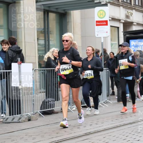 05.10.2025 - 20. swb-Marathon Bremen Strokosch-Dieckow http://msf.ph/oto/9278067 05.10.2025 11:14:40 Ziel 9303, 10496, 10602, 10647, 10984, 11107, 11293, 11345, 11448, 11557, 11607, 11635, 9303, 10496, 10602, 10647, 10984, 11107, 11293, 11345, 11448, 11557, 11607, 11635 meine-sportfotos.de