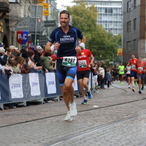 05.10.2025 - 20. swb-Marathon Bremen Strokosch-Dieckow http://msf.ph/oto/9278086 05.10.2025 13:05:40 Ziel 609, 1307, 2249, 2988, 4255, 4353, 4962, 5599, 6251 meine-sportfotos.de