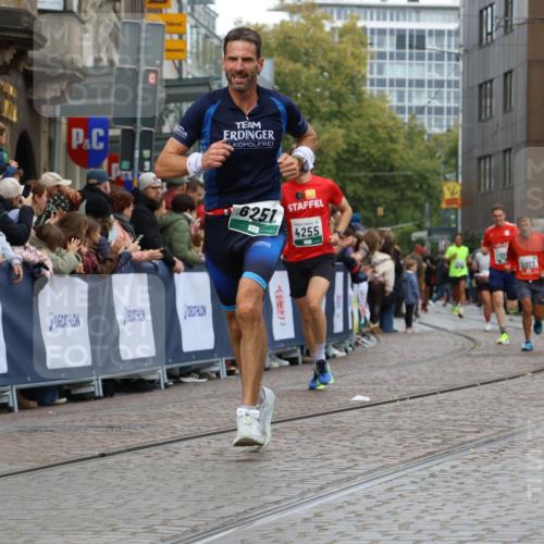 05.10.2025 - 20. swb-Marathon Bremen Strokosch-Dieckow http://msf.ph/oto/9278119 05.10.2025 13:05:40 Ziel 609, 1307, 2249, 2988, 4255, 4353, 4962, 5599, 6251 meine-sportfotos.de