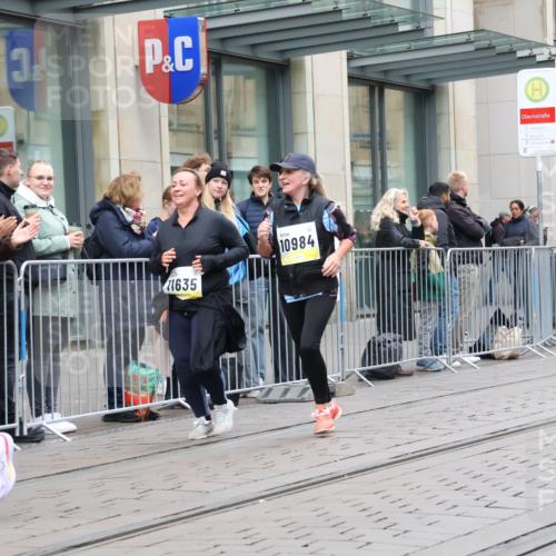 05.10.2025 - 20. swb-Marathon Bremen Strokosch-Dieckow http://msf.ph/oto/9278147 05.10.2025 11:14:42 Ziel 9303, 10496, 10647, 10984, 11107, 11293, 11345, 11448, 11607, 11635, 9303, 10496, 10647, 10984, 11107, 11293, 11345, 11448, 11607, 11635 meine-sportfotos.de