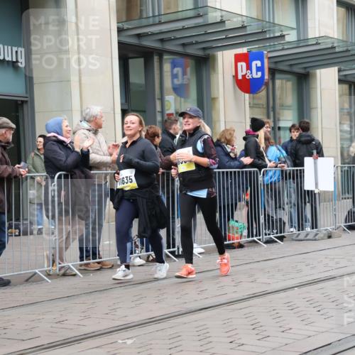 05.10.2025 - 20. swb-Marathon Bremen Strokosch-Dieckow http://msf.ph/oto/9278181 05.10.2025 11:14:44 Ziel 9303, 10496, 10647, 10984, 11107, 11293, 11345, 11607, 11635, 9303, 10496, 10647, 10984, 11107, 11293, 11345, 11607, 11635 meine-sportfotos.de