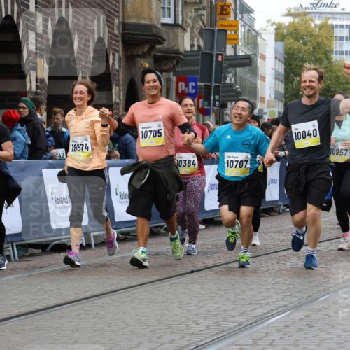 05.10.2025 - 20. swb-Marathon Bremen Strokosch-Dieckow http://msf.ph/oto/9278198 05.10.2025 11:13:39 Ziel 9242, 9899, 10040, 10364, 10433, 10574, 10705, 10707, 10957, 11060, 11068, 11264, 11385 meine-sportfotos.de