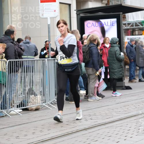05.10.2025 - 20. swb-Marathon Bremen Strokosch-Dieckow http://msf.ph/oto/9278225 05.10.2025 11:14:46 Ziel 10496, 10647, 10984, 11107, 11293, 11345, 11607, 11635, 10496, 10647, 10984, 11107, 11293, 11345, 11607, 11635 meine-sportfotos.de