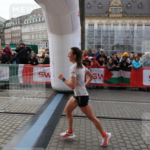 05.10.2025 - 20. swb-Marathon Bremen Yannick Fuchs http://msf.ph/oto/9278250 05.10.2025 12:40:36 Ziel 4 meine-sportfotos.de