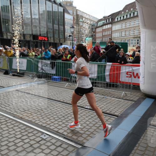 05.10.2025 - 20. swb-Marathon Bremen Yannick Fuchs http://msf.ph/oto/9278317 05.10.2025 12:40:36 Ziel 4 meine-sportfotos.de