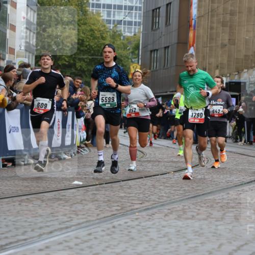 05.10.2025 - 20. swb-Marathon Bremen Strokosch-Dieckow http://msf.ph/oto/9278365 05.10.2025 13:05:47 Ziel 609, 642, 852, 1790, 2013, 4353, 4962, 5599, 8897 meine-sportfotos.de
