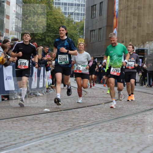 05.10.2025 - 20. swb-Marathon Bremen Strokosch-Dieckow http://msf.ph/oto/9278403 05.10.2025 13:05:47 Ziel 609, 642, 852, 1790, 2013, 4353, 4962, 5599, 8897 meine-sportfotos.de