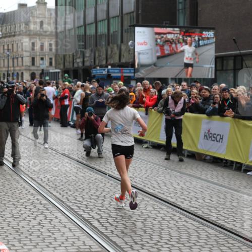 05.10.2025 - 20. swb-Marathon Bremen Yannick Fuchs http://msf.ph/oto/9278504 05.10.2025 12:40:38 Ziel 4, 351 meine-sportfotos.de