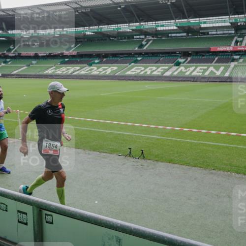05.10.2025 - 20. swb-Marathon Bremen Michael Burmester http://msf.ph/oto/9278516 05.10.2025 12:59:12 Laufen im Stadion 27, 219, 226, 586, 667, 807, 988, 1043, 1229, 1503, 1516, 1598, 1619, 1711, 1843, 1854, 2496, 2663, 2797, 2922, 2941, 2945, 3086, 3087, 3141, 3252, 3254, 3467, 3615, 3747, 3791, 3888, 4095, 4113, 4380, 4395, 4486, 4522, 4783, 4827, 4909, 4967, 5123, 5261, 5510, 5530, 5584, 5722, 5808, 5878, 5891, 6007, 6030, 6113, 6374, 6561, 6624, 6672, 6882, 7169, 7185, 7201, 7262, 7311, 7312, 7398, 7467, 7511, 7550, 7906, 7929, 8097, 8214, 8247, 8355, 8485, 8539, 9024, 9072, 10526, 90, 726 meine-sportfotos.de