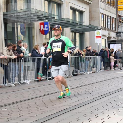 05.10.2025 - 20. swb-Marathon Bremen Strokosch-Dieckow http://msf.ph/oto/9278528 05.10.2025 11:15:01 Ziel 8844, 9441, 9643, 9767, 9768, 9959, 10976, 10984, 11112, 11113, 11293, 11635, 8844, 9441, 9643, 9767, 9768, 9959, 10976, 10984, 11112, 11113, 11293, 11635 meine-sportfotos.de