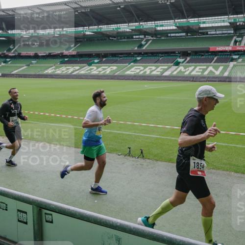 05.10.2025 - 20. swb-Marathon Bremen Michael Burmester http://msf.ph/oto/9278529 05.10.2025 12:59:12 Laufen im Stadion 27, 219, 226, 586, 667, 807, 988, 1043, 1229, 1503, 1516, 1598, 1619, 1711, 1843, 1854, 2496, 2663, 2797, 2922, 2941, 2945, 3086, 3087, 3141, 3252, 3254, 3467, 3615, 3747, 3791, 3888, 4095, 4113, 4380, 4395, 4486, 4522, 4783, 4827, 4909, 4967, 5123, 5261, 5510, 5530, 5584, 5722, 5808, 5878, 5891, 6007, 6030, 6113, 6374, 6561, 6624, 6672, 6882, 7169, 7185, 7201, 7262, 7311, 7312, 7398, 7467, 7511, 7550, 7906, 7929, 8097, 8214, 8247, 8355, 8485, 8539, 9024, 9072, 10526, 90, 726 meine-sportfotos.de