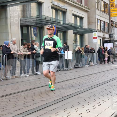 05.10.2025 - 20. swb-Marathon Bremen Strokosch-Dieckow http://msf.ph/oto/9278547 05.10.2025 11:15:02 Ziel 8844, 9441, 9643, 9767, 9768, 9959, 10976, 10984, 11112, 11113, 11293, 11635, 8844, 9441, 9643, 9767, 9768, 9959, 10976, 10984, 11112, 11113, 11293, 11635 meine-sportfotos.de