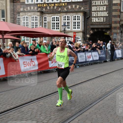 05.10.2025 - 20. swb-Marathon Bremen Yannick Fuchs http://msf.ph/oto/9278559 05.10.2025 12:40:40 Ziel 4, 351 meine-sportfotos.de