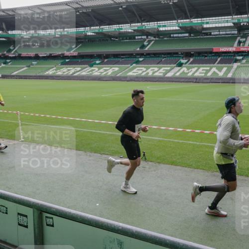 05.10.2025 - 20. swb-Marathon Bremen Michael Burmester http://msf.ph/oto/9278570 05.10.2025 12:59:18 Laufen im Stadion 27, 99, 219, 226, 586, 667, 807, 1043, 1229, 1516, 1598, 1619, 1711, 1843, 1854, 2496, 2663, 2797, 2941, 2945, 3086, 3087, 3141, 3252, 3615, 3747, 3791, 3888, 4095, 4113, 4380, 4395, 4486, 4522, 4536, 4783, 4827, 4909, 4967, 5123, 5510, 5530, 5584, 5722, 5808, 5878, 5891, 6007, 6030, 6113, 6374, 6561, 6624, 6882, 7169, 7185, 7201, 7262, 7311, 7312, 7398, 7421, 7467, 7511, 7550, 7906, 7929, 8097, 8214, 8247, 8355, 8372, 8485, 8539, 8981, 9024, 9072, 10526, 726 meine-sportfotos.de