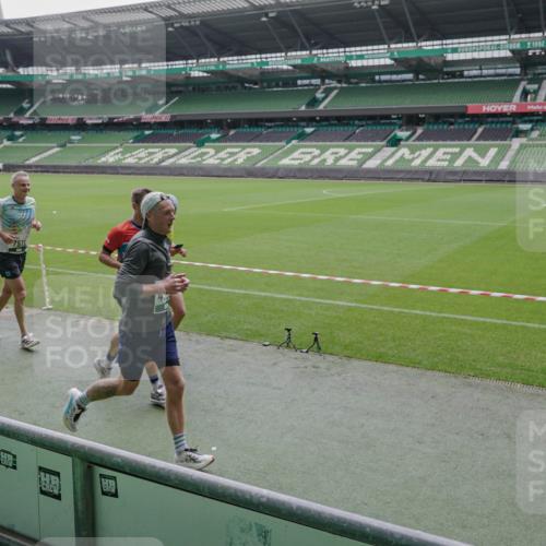 05.10.2025 - 20. swb-Marathon Bremen Michael Burmester http://msf.ph/oto/9278580 05.10.2025 12:59:19 Laufen im Stadion 27, 99, 219, 226, 586, 667, 807, 1043, 1229, 1516, 1598, 1711, 1843, 1854, 2496, 2663, 2797, 2941, 2945, 3086, 3087, 3141, 3252, 3615, 3747, 3791, 3888, 4095, 4113, 4380, 4395, 4486, 4522, 4536, 4783, 4827, 4909, 4967, 5123, 5493, 5510, 5530, 5584, 5722, 5808, 5878, 5891, 6007, 6030, 6374, 6561, 6624, 6882, 7169, 7185, 7201, 7262, 7311, 7312, 7398, 7421, 7467, 7511, 7550, 7906, 7929, 8097, 8214, 8247, 8355, 8372, 8485, 8539, 8981, 9024, 9072, 10526, 726 meine-sportfotos.de