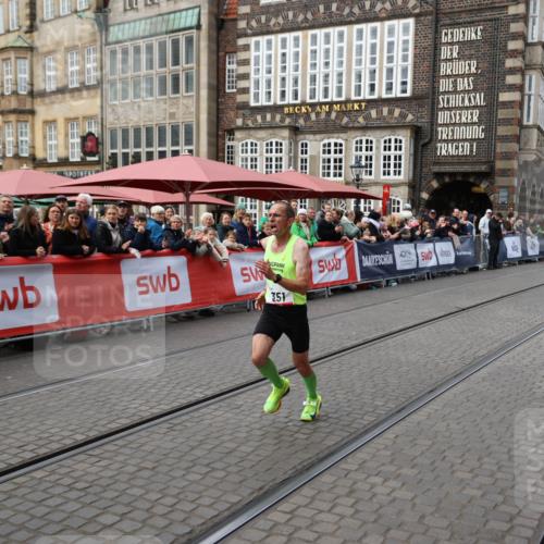 05.10.2025 - 20. swb-Marathon Bremen Yannick Fuchs http://msf.ph/oto/9278582 05.10.2025 12:40:41 Ziel 4, 351 meine-sportfotos.de