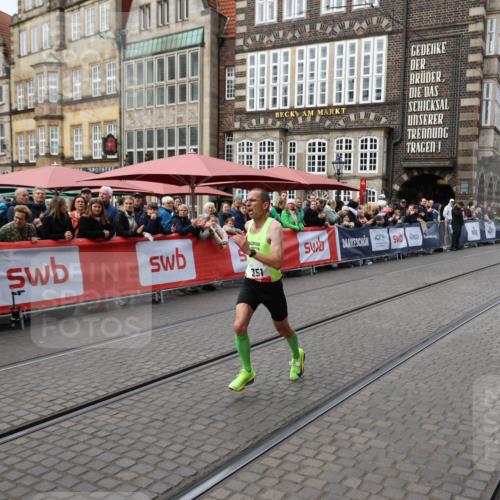 05.10.2025 - 20. swb-Marathon Bremen Yannick Fuchs http://msf.ph/oto/9278587 05.10.2025 12:40:41 Ziel 4, 351 meine-sportfotos.de