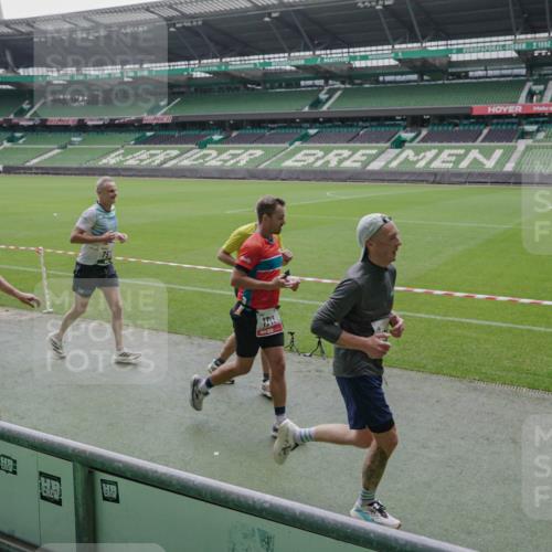 05.10.2025 - 20. swb-Marathon Bremen Michael Burmester http://msf.ph/oto/9278589 05.10.2025 12:59:19 Laufen im Stadion 27, 99, 219, 226, 586, 667, 807, 1043, 1229, 1516, 1598, 1711, 1843, 1854, 2496, 2663, 2797, 2941, 2945, 3086, 3087, 3141, 3252, 3615, 3747, 3791, 3888, 4095, 4113, 4380, 4395, 4486, 4522, 4536, 4783, 4827, 4909, 4967, 5123, 5493, 5510, 5530, 5584, 5722, 5808, 5878, 5891, 6007, 6030, 6374, 6561, 6624, 6882, 7169, 7185, 7201, 7262, 7311, 7312, 7398, 7421, 7467, 7511, 7550, 7906, 7929, 8097, 8214, 8247, 8355, 8372, 8485, 8539, 8981, 9024, 9072, 10526, 726 meine-sportfotos.de
