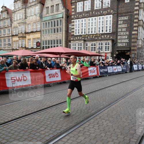 05.10.2025 - 20. swb-Marathon Bremen Yannick Fuchs http://msf.ph/oto/9278594 05.10.2025 12:40:41 Ziel 4, 351 meine-sportfotos.de