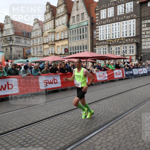 05.10.2025 - 20. swb-Marathon Bremen Yannick Fuchs http://msf.ph/oto/9278608 05.10.2025 12:40:41 Ziel 4, 351 meine-sportfotos.de