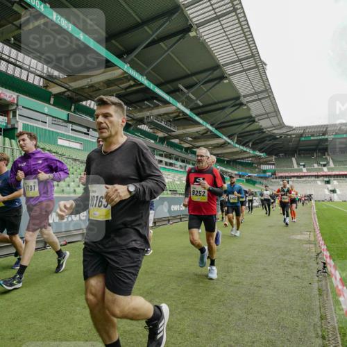 05.10.2025 - 20. swb-Marathon Bremen Michael Burmester http://msf.ph/oto/9278609 05.10.2025 10:31:19 Laufen im Stadion 7251, 9004, 9172, 9196, 9214, 9230, 9252, 9263, 9267, 9277, 9287, 9333, 9337, 9399, 9416, 9425, 9431, 9449, 9457, 9506, 9584, 9645, 9676, 9683, 9708, 9715, 9742, 9787, 9791, 9852, 9894, 9903, 9934, 10014, 10016, 10020, 10066, 10163, 10199, 10222, 10240, 10251, 10279, 10317, 10321, 10356, 10378, 10380, 10438, 10449, 10479, 10514, 10537, 10543, 10556, 10609, 10625, 10636, 10638, 10655, 10668, 10669, 10698, 10743, 7733, 9209, 9251, 9906 meine-sportfotos.de