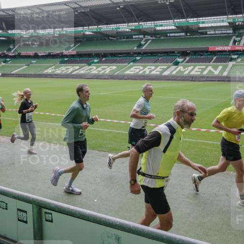 05.10.2025 - 20. swb-Marathon Bremen Michael Burmester http://msf.ph/oto/9278611 05.10.2025 12:59:20 Laufen im Stadion 27, 99, 219, 226, 586, 667, 807, 1043, 1229, 1516, 1598, 1711, 1843, 1854, 2496, 2663, 2797, 2941, 2945, 3086, 3087, 3141, 3615, 3747, 3791, 3888, 4095, 4113, 4380, 4395, 4486, 4522, 4536, 4783, 4827, 4909, 4967, 5123, 5493, 5510, 5530, 5584, 5722, 5808, 5878, 5891, 6007, 6030, 6374, 6561, 6624, 6882, 7169, 7185, 7201, 7262, 7311, 7312, 7398, 7421, 7467, 7511, 7550, 7906, 7929, 8097, 8214, 8247, 8355, 8372, 8485, 8539, 8981, 9024, 9072, 10526, 726 meine-sportfotos.de
