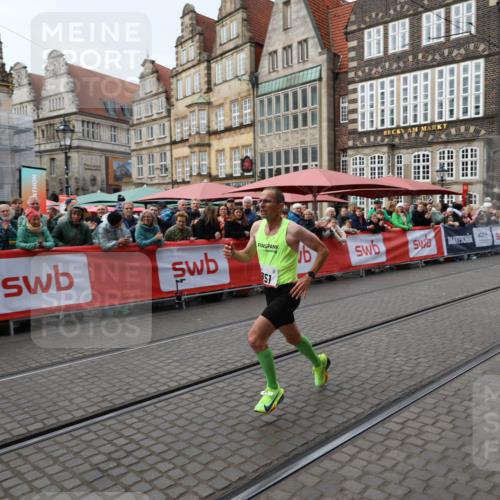 05.10.2025 - 20. swb-Marathon Bremen Yannick Fuchs http://msf.ph/oto/9278617 05.10.2025 12:40:41 Ziel 4, 351 meine-sportfotos.de
