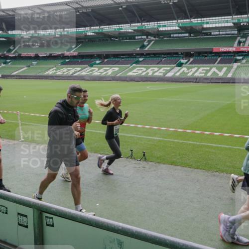 05.10.2025 - 20. swb-Marathon Bremen Michael Burmester http://msf.ph/oto/9278620 05.10.2025 12:59:21 Laufen im Stadion 27, 99, 219, 226, 586, 667, 807, 1043, 1229, 1516, 1598, 1711, 1843, 1854, 2496, 2663, 2797, 2941, 2945, 3086, 3087, 3141, 3615, 3747, 3791, 3888, 4095, 4113, 4380, 4395, 4486, 4522, 4536, 4827, 4909, 4967, 5123, 5493, 5510, 5530, 5584, 5722, 5808, 5878, 5891, 6007, 6030, 6374, 6561, 6624, 6882, 7169, 7185, 7201, 7262, 7311, 7312, 7398, 7421, 7467, 7511, 7550, 7906, 7929, 8097, 8214, 8247, 8355, 8372, 8485, 8539, 8981, 9024, 9072, 10526, 726 meine-sportfotos.de