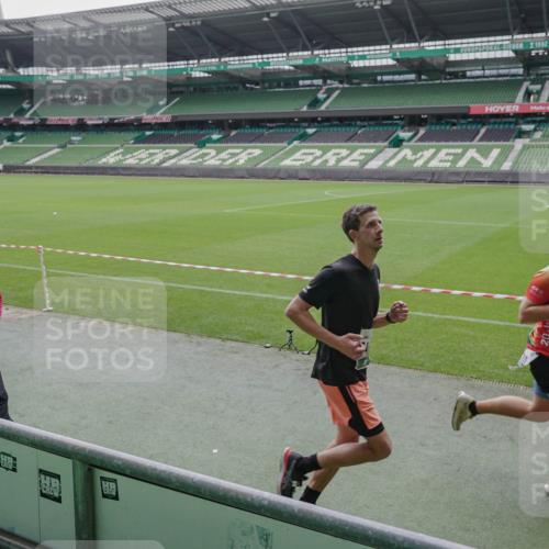05.10.2025 - 20. swb-Marathon Bremen Michael Burmester http://msf.ph/oto/9278637 05.10.2025 12:59:22 Laufen im Stadion 27, 99, 219, 226, 586, 667, 807, 1043, 1229, 1516, 1598, 1711, 1843, 1854, 2496, 2663, 2797, 2941, 2945, 3086, 3087, 3141, 3747, 3791, 3888, 4095, 4113, 4380, 4395, 4486, 4522, 4536, 4827, 4909, 4967, 5123, 5493, 5510, 5530, 5584, 5722, 5808, 5891, 6007, 6030, 6374, 6561, 6624, 6882, 7169, 7185, 7201, 7262, 7311, 7312, 7398, 7421, 7467, 7511, 7550, 7906, 7929, 8097, 8214, 8247, 8355, 8372, 8485, 8539, 8981, 9024, 9072, 10526, 726 meine-sportfotos.de