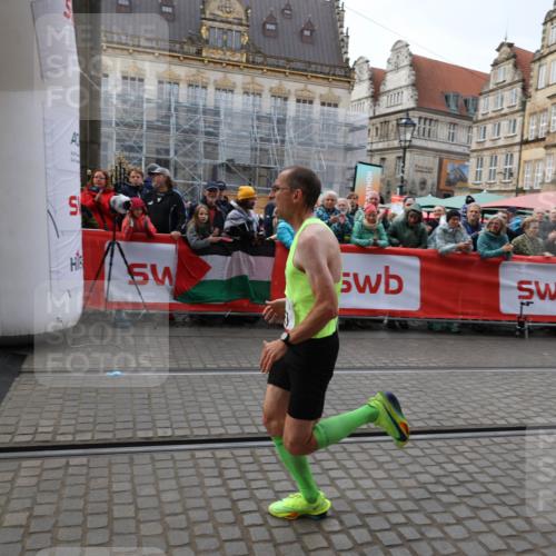 05.10.2025 - 20. swb-Marathon Bremen Yannick Fuchs http://msf.ph/oto/9278640 05.10.2025 12:40:42 Ziel 4, 351 meine-sportfotos.de