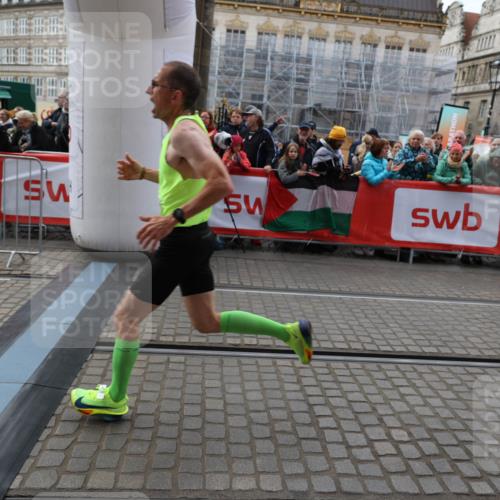 05.10.2025 - 20. swb-Marathon Bremen Yannick Fuchs http://msf.ph/oto/9278652 05.10.2025 12:40:42 Ziel 4, 351 meine-sportfotos.de