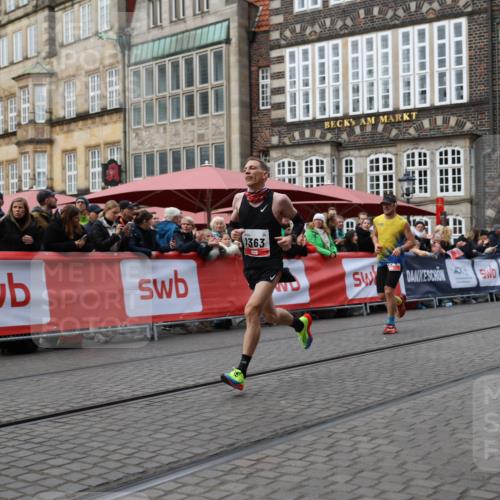 05.10.2025 - 20. swb-Marathon Bremen Yannick Fuchs http://msf.ph/oto/9278662 05.10.2025 12:42:21 Ziel 1024, 1363, 7751 meine-sportfotos.de