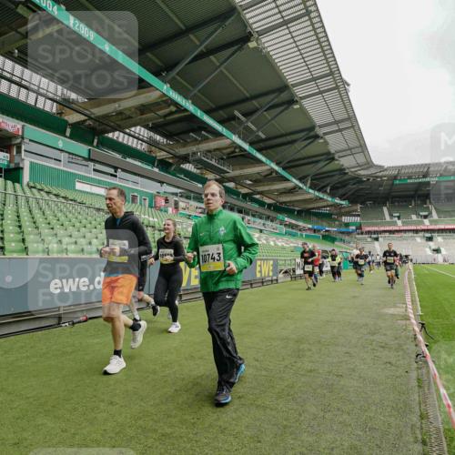 05.10.2025 - 20. swb-Marathon Bremen Michael Burmester http://msf.ph/oto/9278715 05.10.2025 10:31:28 Laufen im Stadion 7251, 8888, 9004, 9172, 9196, 9226, 9252, 9256, 9263, 9267, 9277, 9287, 9337, 9399, 9416, 9425, 9431, 9449, 9457, 9506, 9581, 9584, 9645, 9676, 9683, 9708, 9715, 9742, 9791, 9852, 9903, 9934, 10014, 10016, 10020, 10029, 10163, 10199, 10206, 10222, 10226, 10240, 10279, 10296, 10310, 10317, 10321, 10335, 10356, 10438, 10449, 10479, 10514, 10537, 10543, 10609, 10636, 10638, 10655, 10668, 10669, 10698, 10719, 10743, 9214, 9230, 9251 meine-sportfotos.de