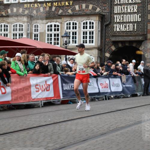 05.10.2025 - 20. swb-Marathon Bremen Yannick Fuchs http://msf.ph/oto/9278750 05.10.2025 12:42:25 Ziel 456, 1024, 1363 meine-sportfotos.de