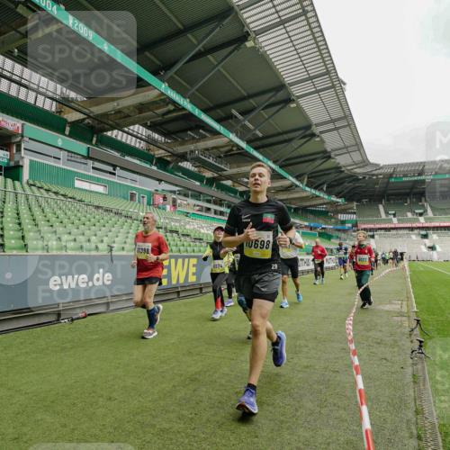05.10.2025 - 20. swb-Marathon Bremen Michael Burmester http://msf.ph/oto/9278757 05.10.2025 10:31:32 Laufen im Stadion 7193, 7251, 8888, 9004, 9172, 9196, 9226, 9252, 9256, 9263, 9267, 9277, 9287, 9337, 9415, 9416, 9425, 9431, 9449, 9457, 9506, 9581, 9584, 9645, 9683, 9708, 9715, 9742, 9791, 9852, 9871, 9903, 9934, 10014, 10016, 10020, 10029, 10057, 10163, 10199, 10206, 10222, 10226, 10240, 10279, 10296, 10310, 10317, 10321, 10335, 10356, 10438, 10449, 10479, 10514, 10537, 10543, 10609, 10636, 10638, 10655, 10668, 10669, 10698, 10719, 10743, 9214, 9230, 9251 meine-sportfotos.de