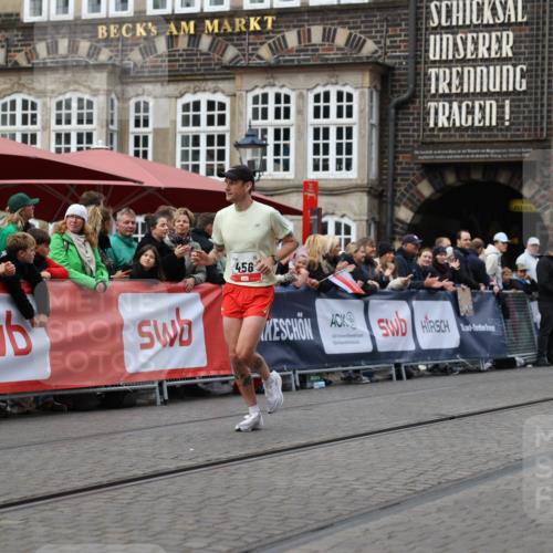 05.10.2025 - 20. swb-Marathon Bremen Yannick Fuchs http://msf.ph/oto/9278760 05.10.2025 12:42:25 Ziel 456, 1024, 1363 meine-sportfotos.de