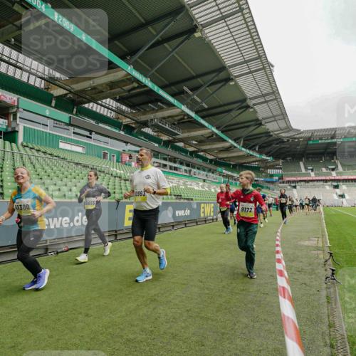 05.10.2025 - 20. swb-Marathon Bremen Michael Burmester http://msf.ph/oto/9278789 05.10.2025 10:31:34 Laufen im Stadion 7193, 7251, 8888, 9004, 9172, 9196, 9226, 9252, 9256, 9263, 9267, 9277, 9287, 9337, 9415, 9416, 9425, 9431, 9449, 9457, 9506, 9581, 9584, 9683, 9708, 9715, 9742, 9791, 9852, 9871, 9903, 9934, 10014, 10016, 10020, 10029, 10057, 10163, 10199, 10206, 10222, 10226, 10240, 10279, 10296, 10310, 10317, 10321, 10335, 10356, 10438, 10449, 10479, 10514, 10537, 10543, 10609, 10636, 10638, 10655, 10668, 10669, 10698, 10719, 10743, 9214, 9230 meine-sportfotos.de