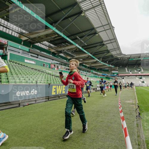 05.10.2025 - 20. swb-Marathon Bremen Michael Burmester http://msf.ph/oto/9278802 05.10.2025 10:31:34 Laufen im Stadion 7193, 7251, 8888, 9004, 9172, 9196, 9226, 9252, 9256, 9263, 9267, 9277, 9287, 9337, 9415, 9416, 9425, 9431, 9449, 9457, 9506, 9581, 9584, 9683, 9708, 9715, 9742, 9791, 9852, 9871, 9903, 9934, 10014, 10016, 10020, 10029, 10057, 10163, 10199, 10206, 10222, 10226, 10240, 10279, 10296, 10310, 10317, 10321, 10335, 10356, 10438, 10449, 10479, 10514, 10537, 10543, 10609, 10636, 10638, 10655, 10668, 10669, 10698, 10719, 10743, 9214, 9230 meine-sportfotos.de