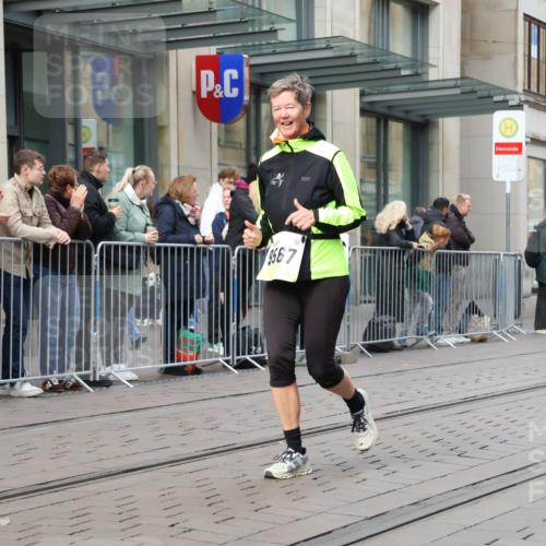05.10.2025 - 20. swb-Marathon Bremen Strokosch-Dieckow http://msf.ph/oto/9278816 05.10.2025 11:15:15 Ziel 8844, 9567, 9767, 9768, 9959, 10976, 11112, 11113, 11440, 8844, 9567, 9767, 9768, 9959, 10976, 11112, 11113, 11440 meine-sportfotos.de
