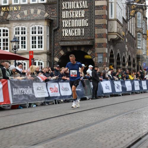 05.10.2025 - 20. swb-Marathon Bremen Yannick Fuchs http://msf.ph/oto/9278817 05.10.2025 12:42:26 Ziel 456, 1024, 1363 meine-sportfotos.de