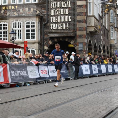05.10.2025 - 20. swb-Marathon Bremen Yannick Fuchs http://msf.ph/oto/9278824 05.10.2025 12:42:26 Ziel 456, 1024, 1363 meine-sportfotos.de