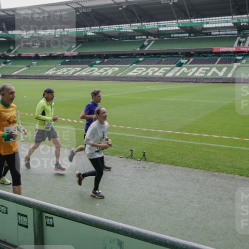 05.10.2025 - 20. swb-Marathon Bremen Michael Burmester http://msf.ph/oto/9278836 05.10.2025 12:59:52 Laufen im Stadion 27, 99, 226, 271, 627, 807, 860, 954, 978, 1043, 1516, 1525, 1548, 1598, 1711, 1806, 2609, 2663, 2782, 2866, 2945, 3086, 3087, 3104, 3169, 3177, 3230, 3549, 3592, 3747, 3783, 3888, 4046, 4181, 4220, 4380, 4395, 4486, 4536, 4592, 4824, 5493, 5510, 5627, 6030, 6126, 6208, 6374, 6389, 6439, 6536, 6636, 6674, 6881, 7201, 7262, 7295, 7307, 7398, 7421, 7467, 7511, 7537, 7598, 7679, 7906, 7929, 8097, 8258, 8372, 8485, 8699, 8981, 9072, 10526, 219, 667, 1843 meine-sportfotos.de