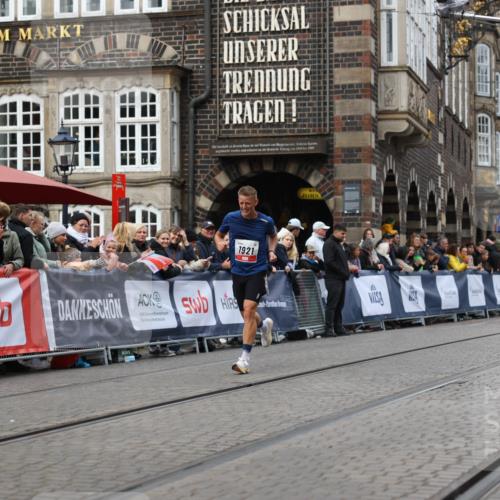 05.10.2025 - 20. swb-Marathon Bremen Yannick Fuchs http://msf.ph/oto/9278838 05.10.2025 12:42:26 Ziel 456, 1024, 1363 meine-sportfotos.de