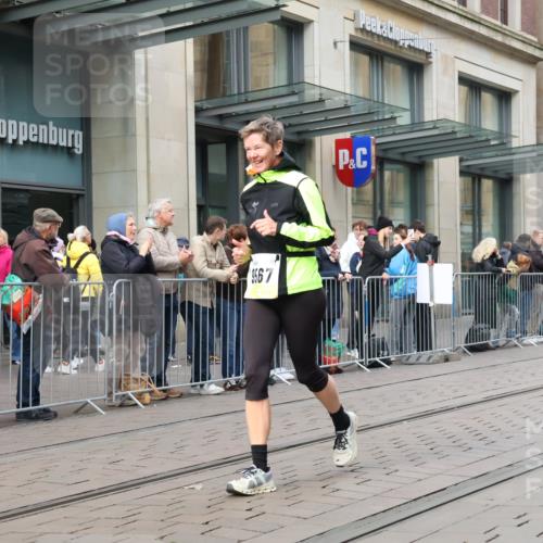 05.10.2025 - 20. swb-Marathon Bremen Strokosch-Dieckow http://msf.ph/oto/9278848 05.10.2025 11:15:16 Ziel 8844, 9567, 9767, 9959, 10976, 11112, 11113, 11440, 8844, 9567, 9767, 9959, 10976, 11112, 11113, 11440 meine-sportfotos.de