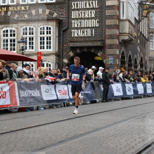 05.10.2025 - 20. swb-Marathon Bremen Yannick Fuchs http://msf.ph/oto/9278852 05.10.2025 12:42:26 Ziel 456, 1024, 1363 meine-sportfotos.de